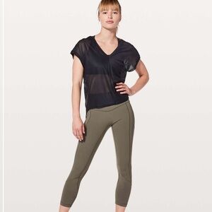 Lululemon Ahead By Miles Short Sleeve in Black, Size 6